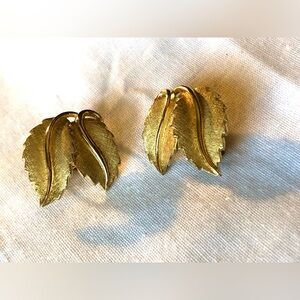 4609 TRIFARI Textured Gold Tone Vintage Leaf Shaped Clip On Earrings Signed
